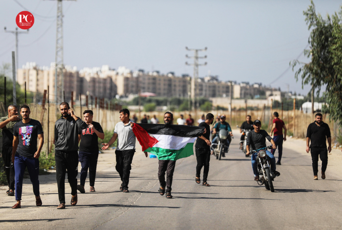 Palestinians walk through the Erez crossing on October 7. (Photo: Mahmoud Ajjour, The Palestine Chronicle)
