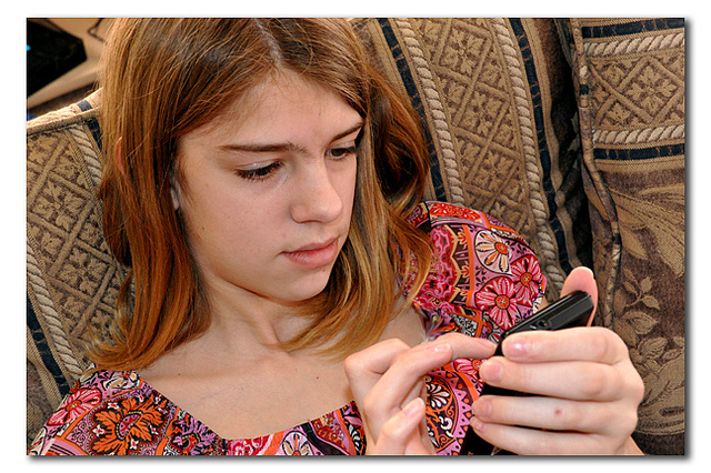 Tween Cell Phone Texting. By Carissa Rogers. Flickr/(CC BY 2.0)