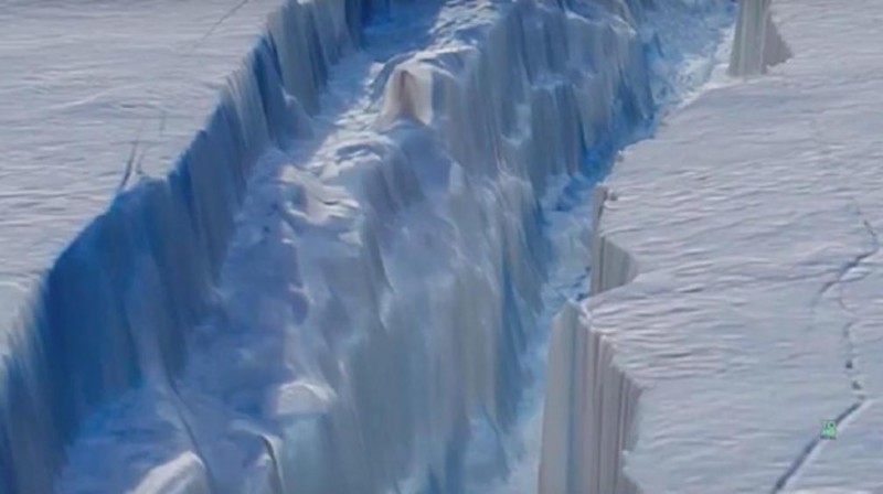 A huge rift in the Larsen C Ice Shelf in Antarctica is growing at an alarming rate. (Photo : TomoNews US/YouTube screenshot)