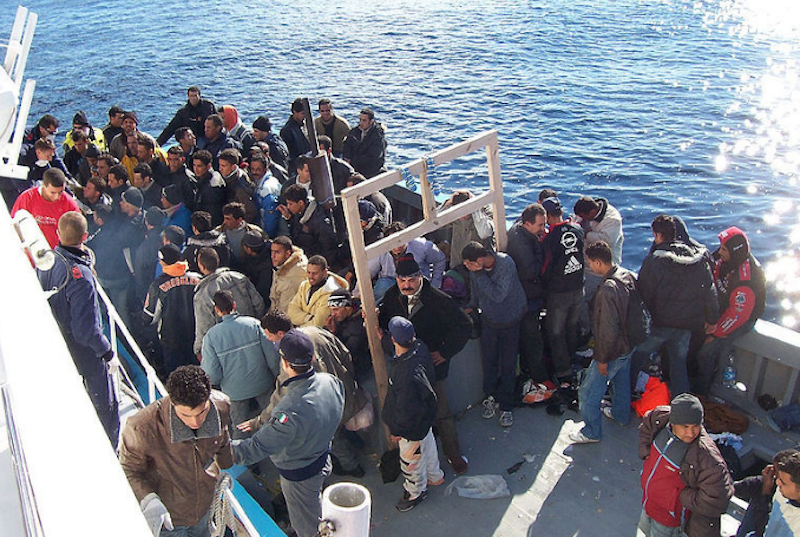 A fishing boat carrying refugees dock in Lampedus, Italy. (Photo: Vito Manzari, via Wikimedia Commons)