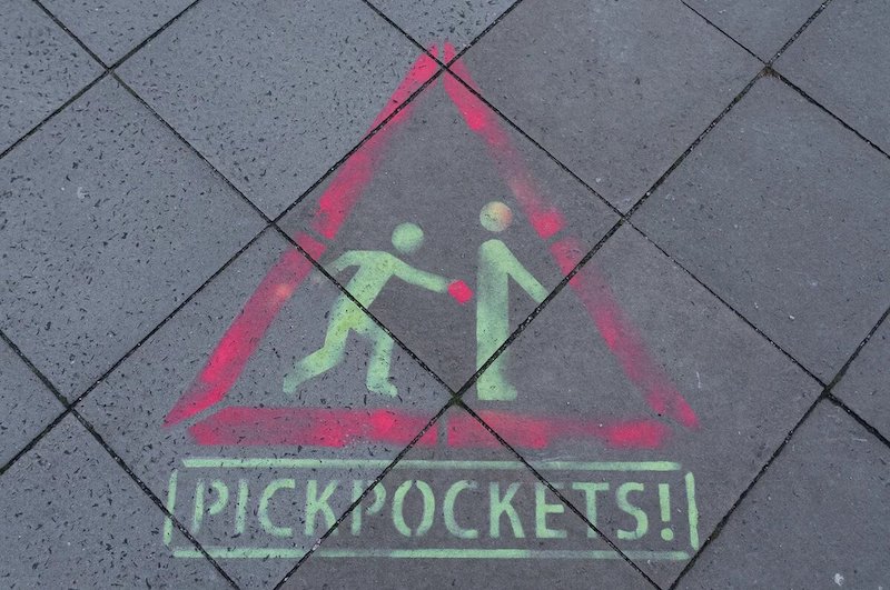 Common warning: when there are crowds in city centers, pickpockets find easy prey. But in other areas of life, too, some people take advantage of an opportunity to steal or cheat with no qualms . An economic study has investigated this phenomenon. Credit: Ross Edwin Thompson /Flickr / CC BY-ND 2.0