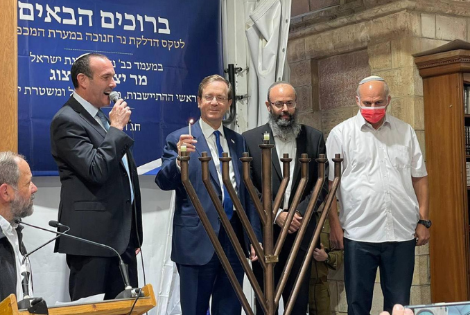 Israeli President Isaac Herzog storm the Ibrahimi Mosque accompanied by settler leaders and Knesset members. (Photo: via QNN)