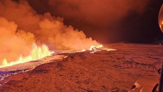 The eruptive fissure is about 4 km long, with the northern end just east of Stóra-Skógfell and the southern end just east of Sundhnúk. The distance from the southern end to the edge of Grindavík is almost 3 km. Photo: Iceland Met Office