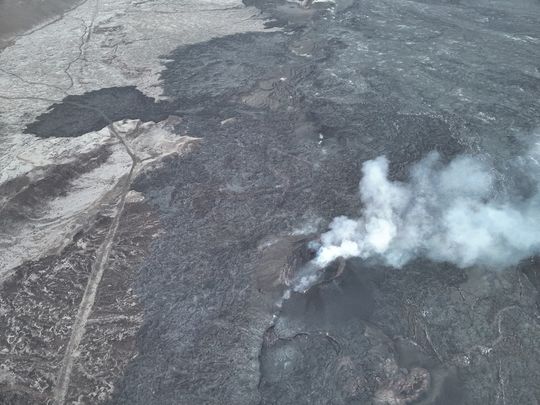 From the Civil Defense patrol flight on May 9. No lava splashes are visible in the crater, although smoke continues to pour out of it. (Photo: Civil Defense)