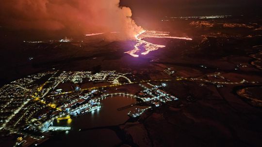 The eruption seen from the Coast Guard's surveillance flight with Grindavík in the foreground. The picture was taken at 00:15, March 17. (Photo: Public Safety/Björn Oddsson)